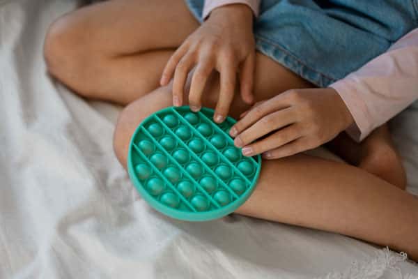 Врач развеял миф о снимающих стресс игрушках