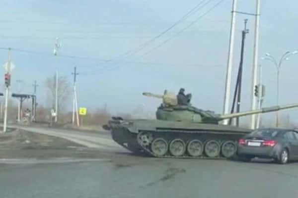 «Ты куда поехал?»:  в Свердловской области танк протаранил машину с нарушителем