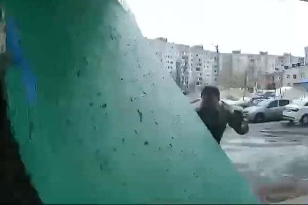 Бетонная стена у дома в Уфе чуть не придавила доставщика, оставившего посылку. Видео