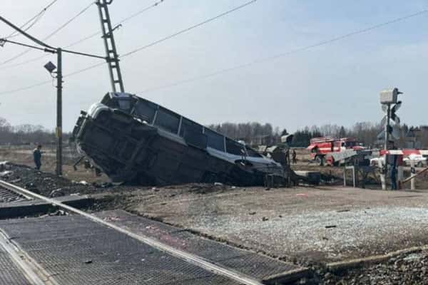 В Ярославской области скорый поезд снёс автобус, 8 человек погибли
