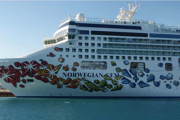 Норвежский круизный лайнер оставил 8 человек на острове Сан-Томе из-за опоздания