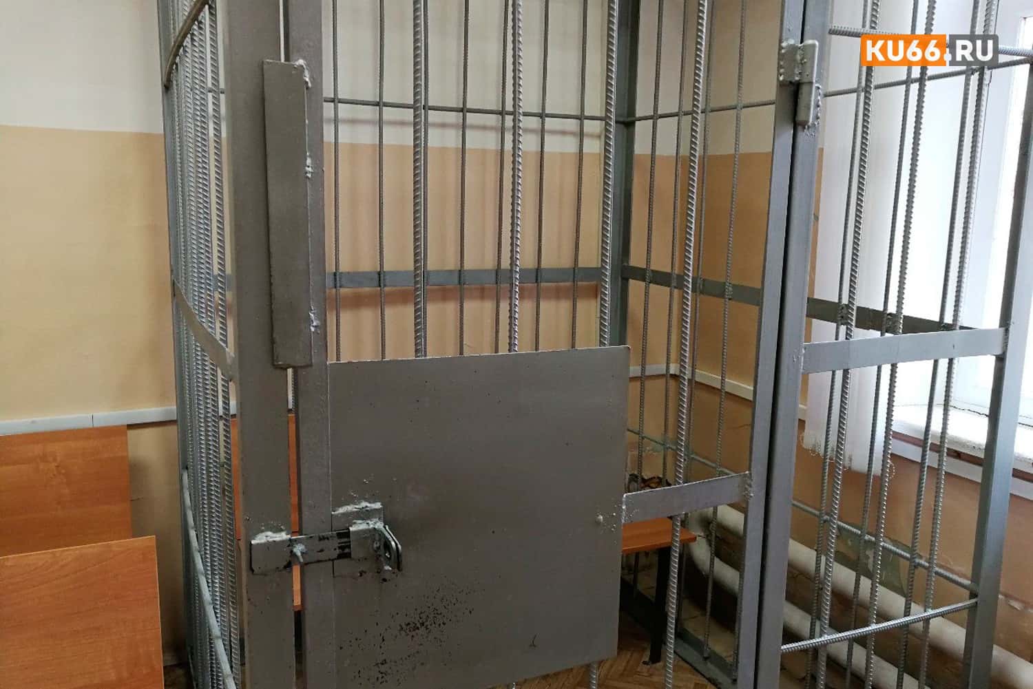 В Петербурге на 10 суток арестовали педагога, ударившего ученика в школе