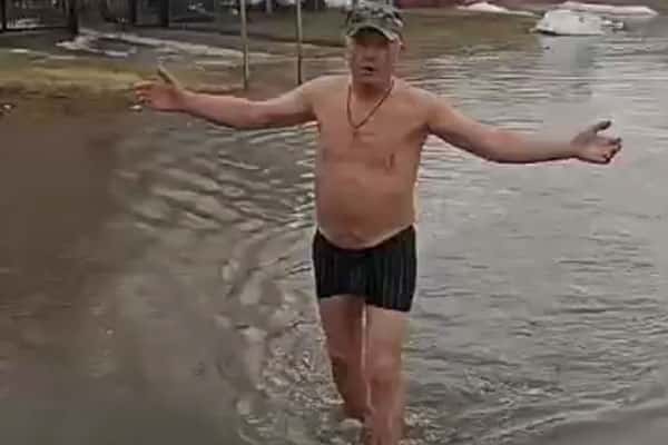 Глава сельсовета на Алтае плавает по затопленной улице в знак протеста против бездействия властей