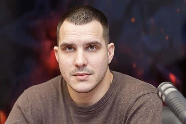 Подозреваемый в коррупции начальник горхозяйства Пскова попросился на фронт