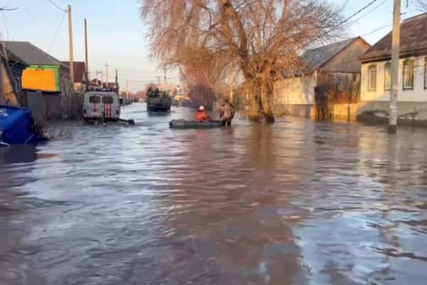 В Орске после прорыва дамбы спасатели обнаружили тела трёх погибших