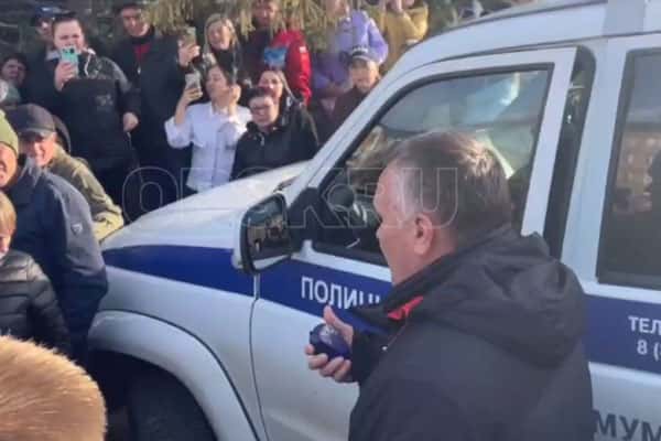 Глава Орска Козупица вышел к протестующим, требующим его отставки из-за паводка