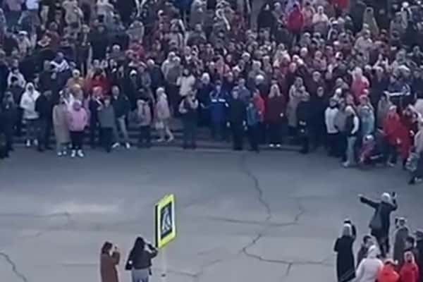 Недовольные действиями властей жители затопленного Орска вышли на митинг