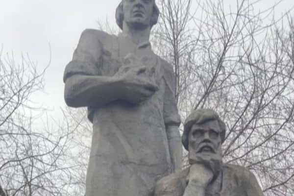 В свердловском Реже на трёхлетнюю девочку упала плита от памятника весом 40 кг