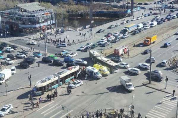 Трамвай с искусственным интеллектом «Довлатов» сбил трёх человек в Петербурге. Видео