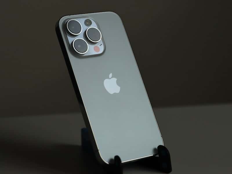 Apple снижает поставки смартфонов на 10%. Кто лидер?