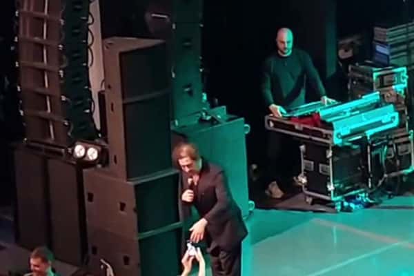 Григорий Лепс на концерте в Ярославле выбил телефон из рук фанатки. Видео