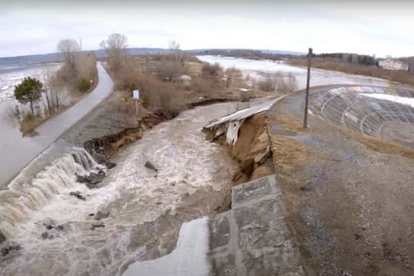 Появилось видео, как томичи гуляют у Коммунального моста, где размыло дамбу