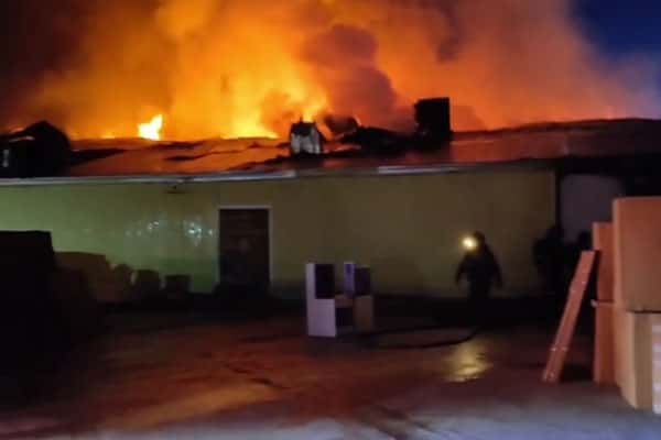В ходе крупного пожара в Якутске полностью сгорел склад мебельного мазагина