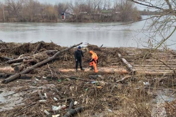 Спасатели выловили из Тобола деревяный мост, который несло течением к Кургану