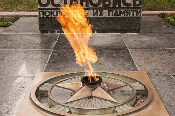 Полиция ищет двоих акробатов, осквернивших Вечный огонь в Невинномысске