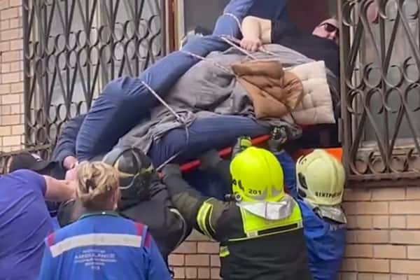 В Москве умер 300-килограммовый мужчина, которого вытаскивали из дома через окно