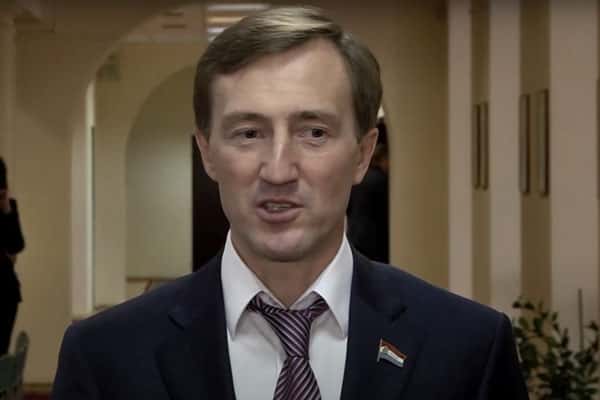 «Не по понятиям»: самарского депутата раскритиковали за розовый лак на ногтях