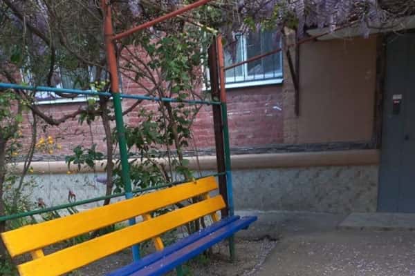 Жертвы пропаганды! Жители Краснодара пришли в бешенство из-за сине-жёлтых скамеек