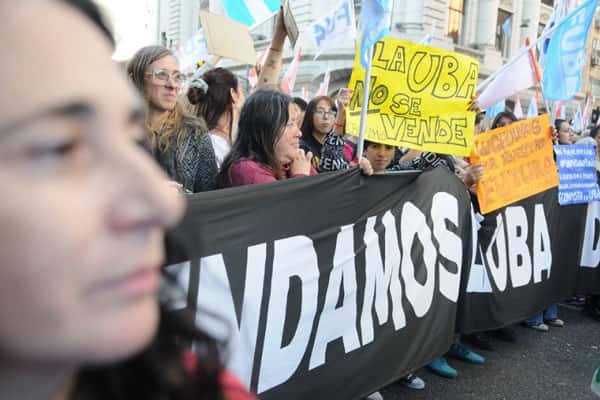 Более миллиона аргентинцев вышли на протесты из-за образовательной реформы Милея