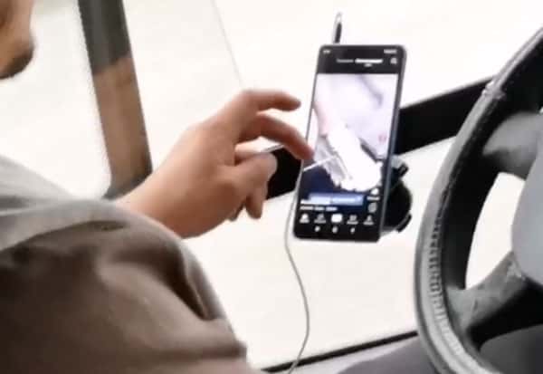 В Екатеринбурге пассажиры автобуса уличили водителя в просмотре видео за рулём