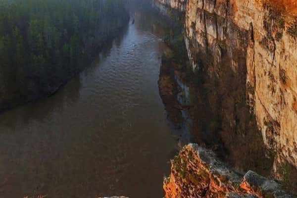 Тело пропавшей 15-летней школьницы нашли у подножья скалы в Челябинской области