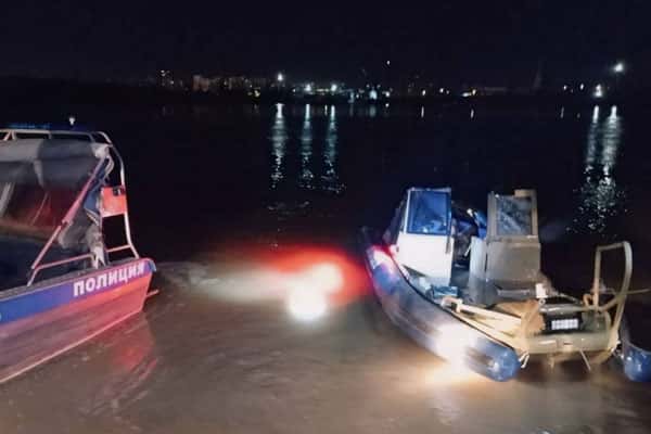 В Омске два человека погибли, врезавшись на лодке в пристань