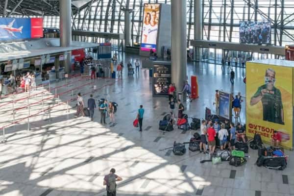 В московских аэропортах застряли около тысячи таджикистанцев