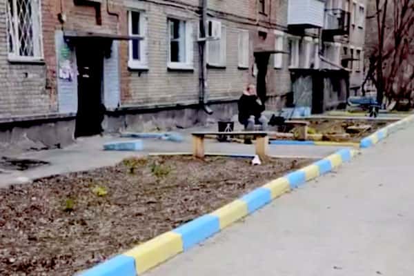 Жертвы пропаганды? Жители Новосибирска пожаловались на бордюр, выкрашенный в цвет флага Украины