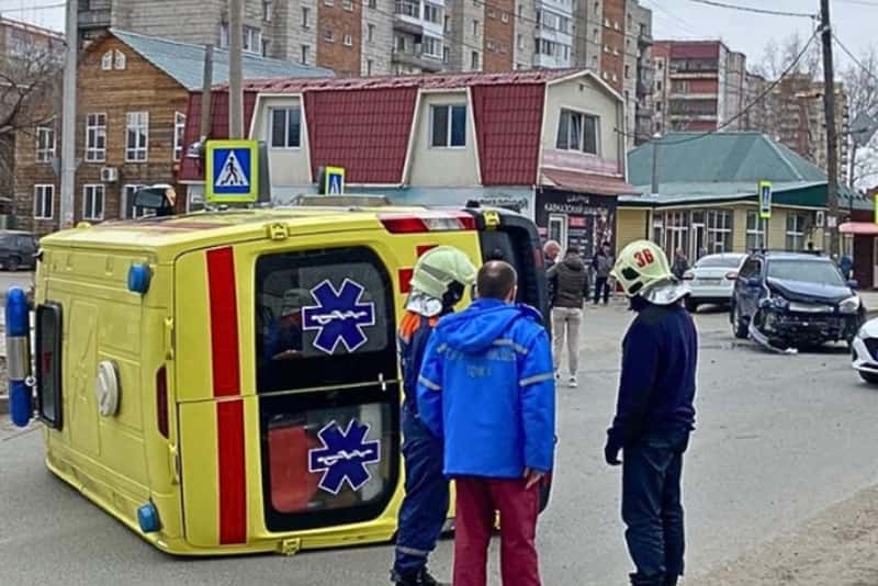 Столкновение скорой помощи и легкового автомобиля на перекрестке Томска: пострадала фельдшер