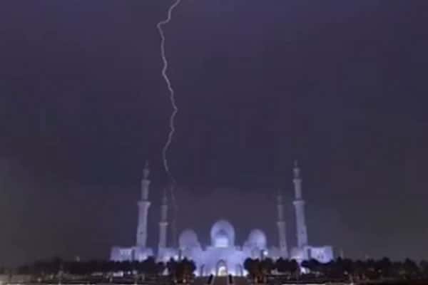 Рейсы самолётов в Дубае перенесли из-за накрывшего город сильного урагана