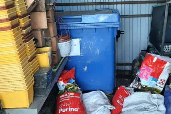 Истощенных обезьяну и аистов нашли в мусорных мешках в московском зоопарке