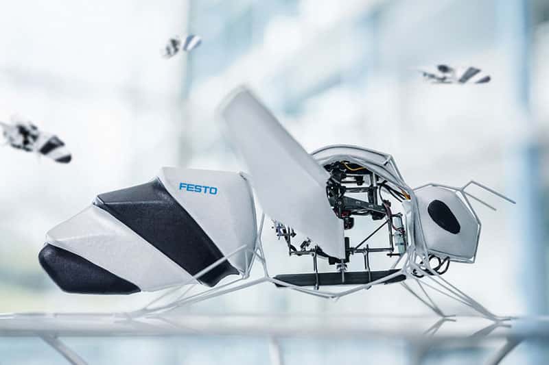 Немецкие инженеры создали бионическую робопчелу. Она может летать в рое совместно с другими робопчелами