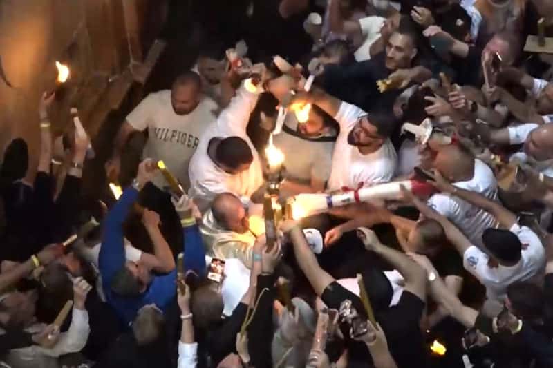 В Великую субботу в храме Гроба Господня сошел Благодатный огонь