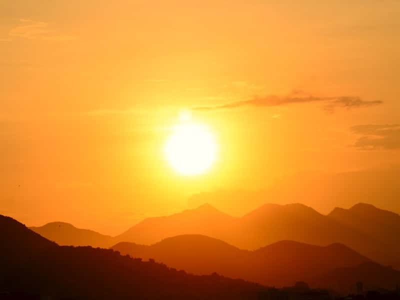 Жахнулось на Солнце: ученые зафиксировали 10 мощных вспышек! Что это значит для России?