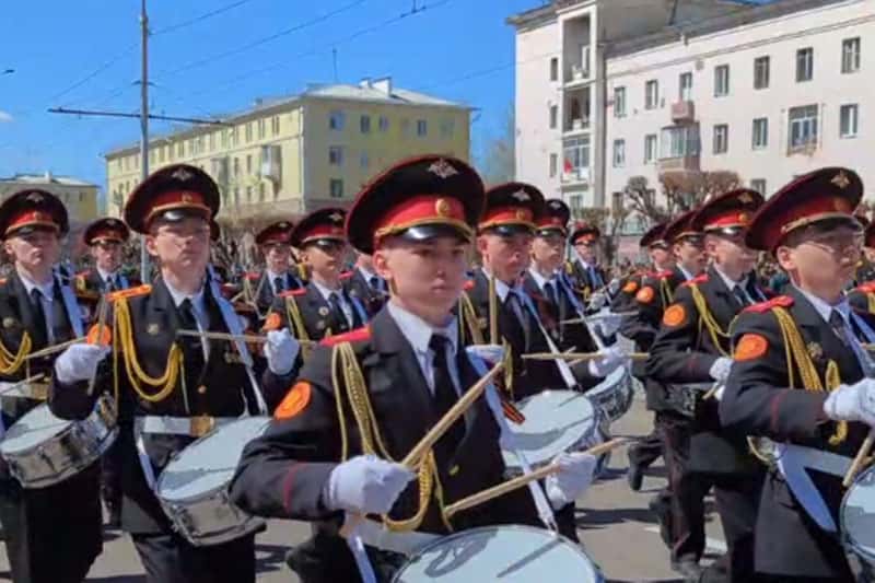 В Красноярске на церемонии поднятия флага в честь 9 Мая упали в обморок два подростка-карабинера