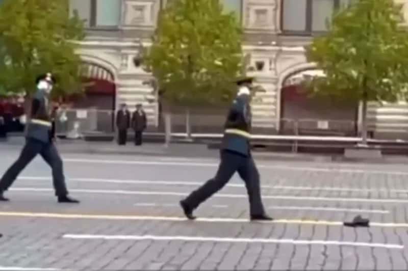 Неостановимый парад: военный потерял ботинок на Красной площади! Видео