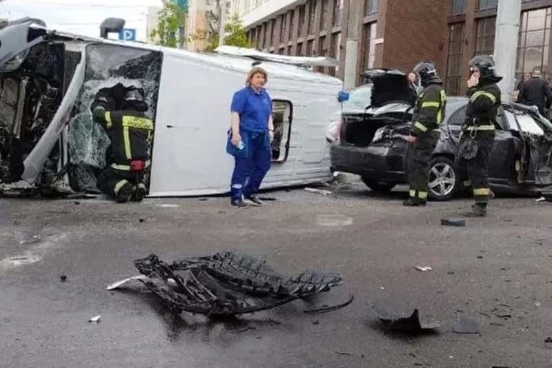 Карета скорой помощи перевернулась на бок после ДТП с легковушкой в Белгороде