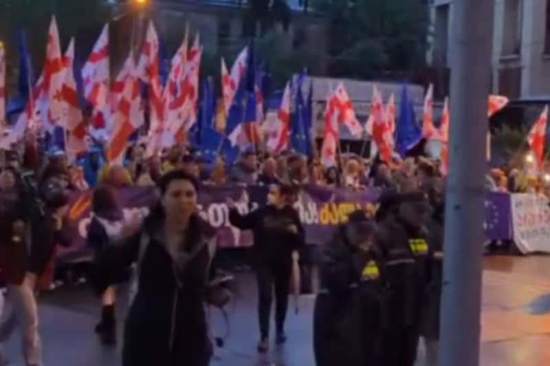 В Тбилиси тысячи человек вышли на акцию протеста против закона об иноагентах