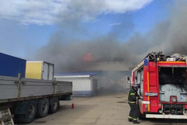 В подмосковном Наро-Фоминске на складе поликарбоната вспыхнул пожар