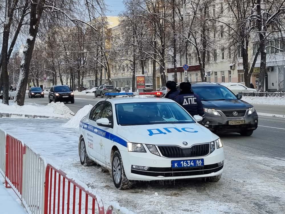 Жительнице Минусинска грозит до 5 лет за нападение на полицейских из-за буквы Z