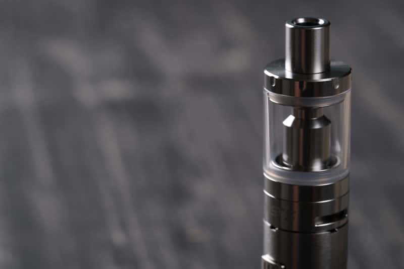 Коррупция добралась и до них? Минздрав предложил запретить вкусовые и ароматические добавки для вейпов