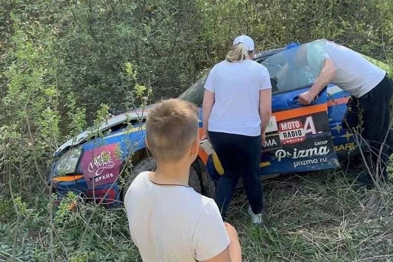 Автомобиль влетел в зрителей на соревнованиях в Ленобласти, один человек погиб. Видео