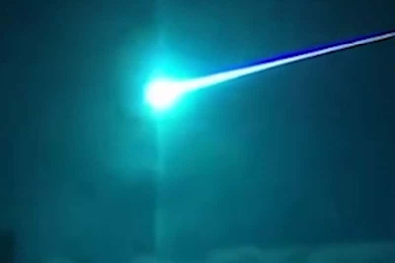 В небе над Португалией пронёсся огромный ярко-синий метеорит. Видео