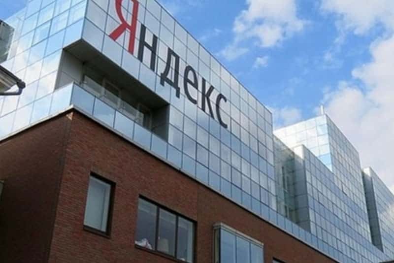 В «Яндексе» отказались отвечать на критику Медведева в адрес нейросети YandexGPT