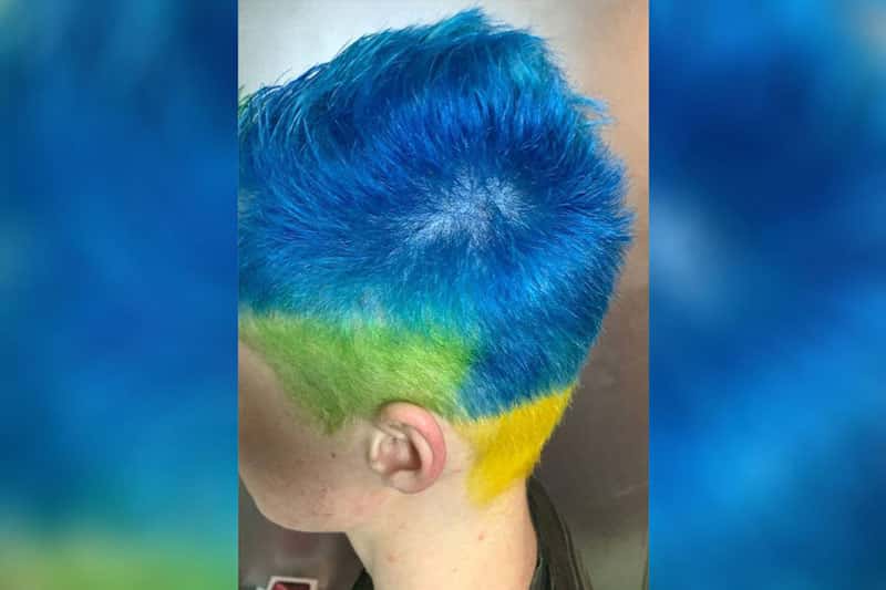 В Москве мужчину оштрафовали из-за волос, окрашенных в желто-голубые цвета