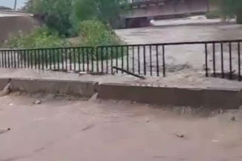 Машину унесло рекой Вере в Грузии из-за наводнения