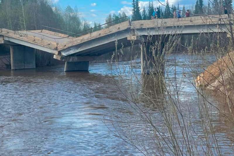 Шокирующее ЧП в Якутии: два пролета автомобильного моста рухнули из-за размытия талых вод! Видео