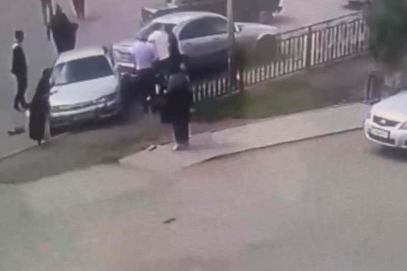 В Казахстане пятилетний мальчик сбил пять человек, сняв машину с ручника