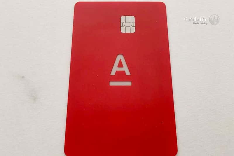 Скандал в Екатеринбурге: клиент "Альфа-банка" получил дебетовую карту без конверта, персональные данные под угрозой!