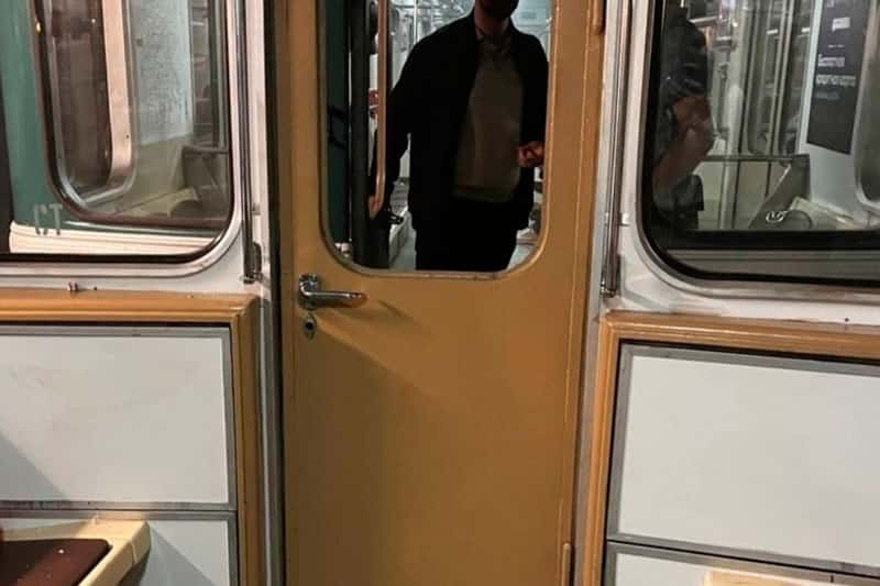 Пассажиры московского метро эвакуированы из поезда на рельсы из-за задымления: подробности инцидента